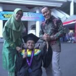 Kursi Roda Bukan Penghalang, Akbar Tuntaskan Studi Psikologi di UMM