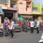 Personel Koramil Kedungkandang Bersama Aparat Gabungan Bantu Penertiban Pasar Kebalen Kota Malang
