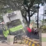 Diduga Sopir Mengantuk, Truk Boks Muatan Sosis 'Nangkring' di Median Jalan Ir Soekarno Batu