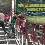 Semangat Gotong Royong Personel Kodim 0833 Kota Malang Percepat Pembangunan Jembatan Perintis Garuda