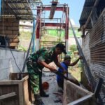 Anggota Koramil Klojen Bersama Warga Percepat Pembangunan Jembatan Perintis Garuda
