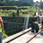 Koramil Sukun Laksanakan Pengecoran dan Penyiapan Begesting Pagar Jembatan Perintis Garuda