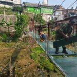 Koramil Klojen dan Warga Gotong Royong Pasang Papan Jembatan Perintis Garuda