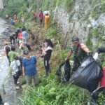 Peduli Lingkungan, Babinsa Kedungkandang Bersama Warga Bersihkan Sungai