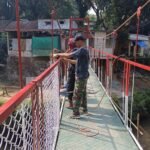 Pemasangan Besi Ulir dan Kawat Anyam, Koramil Klojen Kebut Pembangunan Jembatan Perintis Garuda