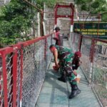 Babinsa Klojen Bersama Warga Mulai Pengecatan Jembatan Perintis Garuda