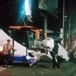 Diduga Microsleep, Bus Hantam Xenia Hingga Terguling di Perempatan Pesanggrahan Batu