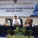 Sihir Layar Sentuh di Kelas TK: Siasat Alfi Nurhidayat Jinakkan Gawai Lewat Papan Interaktif