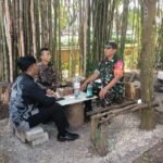 Jaga Kondusivitas Wilayah, Babinsa Purwodadi Komsos dengan Petugas Keamanan
