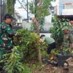 Babinsa Koramil Lowokwaru Bersama Warga Gelar Kerja Bakti di Lahan Fasum Kelurahan Tunggulwulung