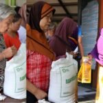 BULOG Cabang Malang Salurkan 1.154 Ton Beras dan 230 Ribu Liter Minyak Goreng untuk Warga Kota Malan...