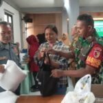 Babinsa Kesatrian Kawal Pembagian Bantuan Pangan Bulog