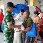 Babinsa Mulyorejo Kawal Penyaluran Bantuan Beras dan Minyak Untuk 1.402 KPM