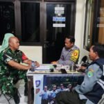 Babinsa Kedungkandang Komsos Bersama Linmas Buring Tingkatkan Keamanan dan Ketertiban Wilayah