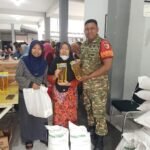 Babinsa Karangbesuki Kawal Penyaluran Bantuan Pangan Tahap II Tahun 2026 Kepada 629 KPM