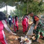Babinsa Pandanwangi Jadi Pelopor Kebersihan Lingkungan Bersama Warga dan Siswa SMPN 24 Kota Malang