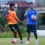 Rombakan Skuad Singo Edan Berlanjut: Arema FC Resmi Lepas Gelandang Papua Samuel Gideon Balinsa