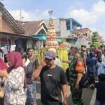 Babinsa Pandanwangi Bantu Amankan Acara Bersih Desa Wujudkan Kegiatan Tradisi yang Aman dan Kondusif