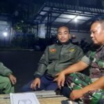 Babinsa Blimbing Patroli Dialogis Perkuat Kemitraan dengan Satlinmas dan Warga