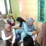 Babinsa Mergosono Dampingi Percepatan Imunisasi Campak, Tingkatkan Kesadaran Warga Jaga Kesehatan An...