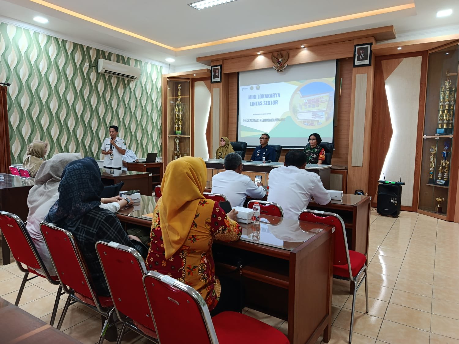 malang-post.com - Personel Koramil Kedungkandang Hadiri Mini Lokakarya Lintas Sektor di Puskesmas Kedungkandang
