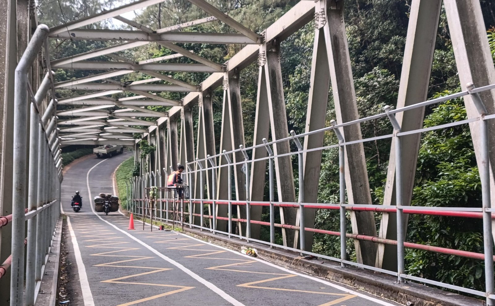 malang-post.com - Ogah Kecolongan Lagi: UPT PJJ Malang Pasang Pagar Besi Setinggi 2,5 Meter di Jembatan Kembar Cangar Batu