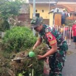 Ciptakan Lingkungan Bersih, Babinsa Sukun Bersama Warga Gelar Kerja Bakti di Makam Klaseman