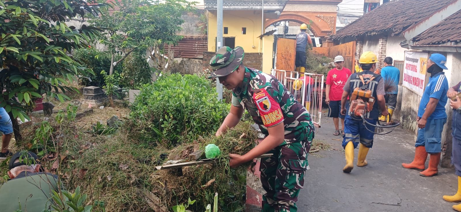 malang-post.com - Ciptakan Lingkungan Bersih, Babinsa Sukun Bersama Warga Gelar Kerja Bakti di Makam Klaseman