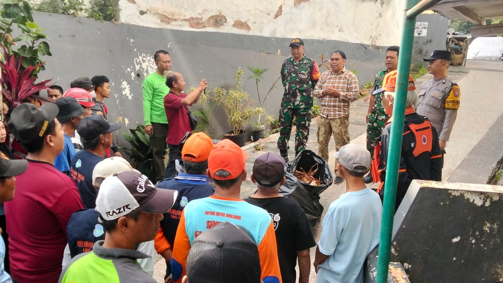 malang-post.com - Babinsa Klojen Dukung Gerakan Angkut Sampah dan Sedimen (GASS) Wujudkan Lingkungan Bersih dan Sehat
