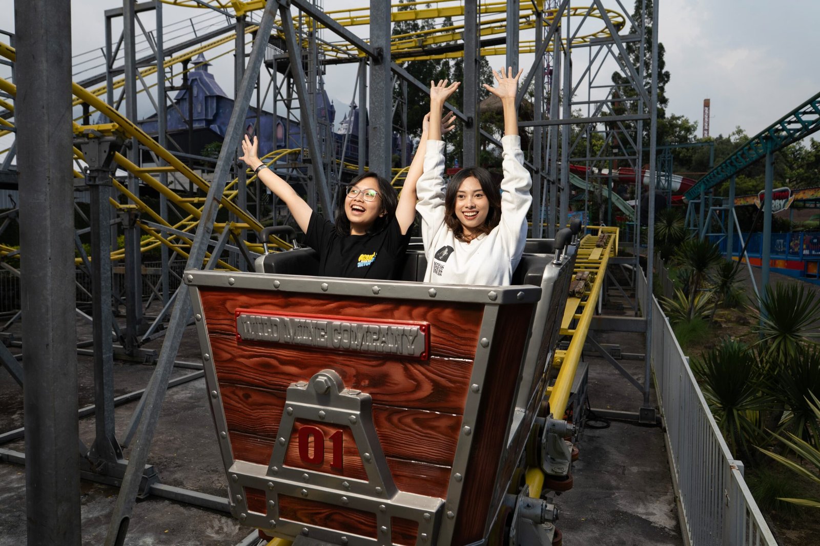 malang-post.com - Meluncur di Jalur Tambang, Gold Mining Coaster Jadi Salah Satu Wahana Favorit Jatim Park 1