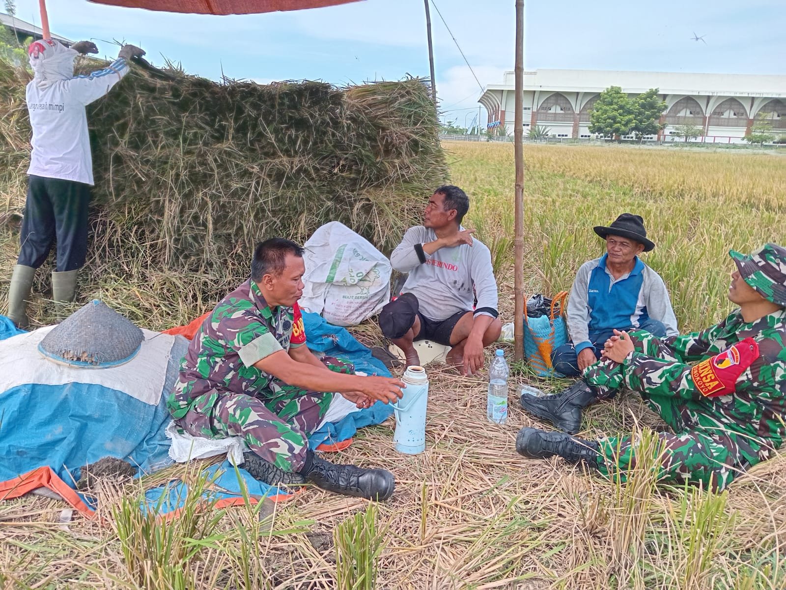 malang-post.com - Babinsa Koramil Kedungkandang Jalin Komunikasi Humanis Bersama Petani di Wilayah Binaan