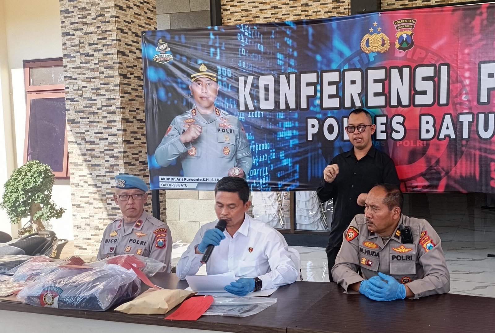 malang-post.com - Tim URC Satreskrim Polres Batu Gulung Lima Bandit Lintas Wilayah Malang Raya