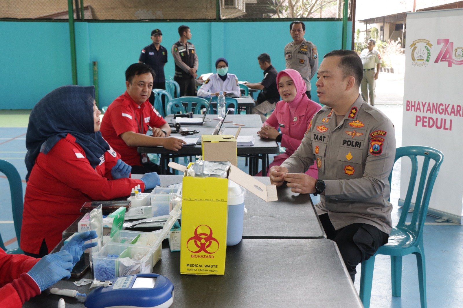 malang-post.com - Sambut Hari Bhayangkara Ke-80, Kapolres Malang AKBP Taat Resdi Gerakkan Ratusan Personel TNI-Polri Donor Darah