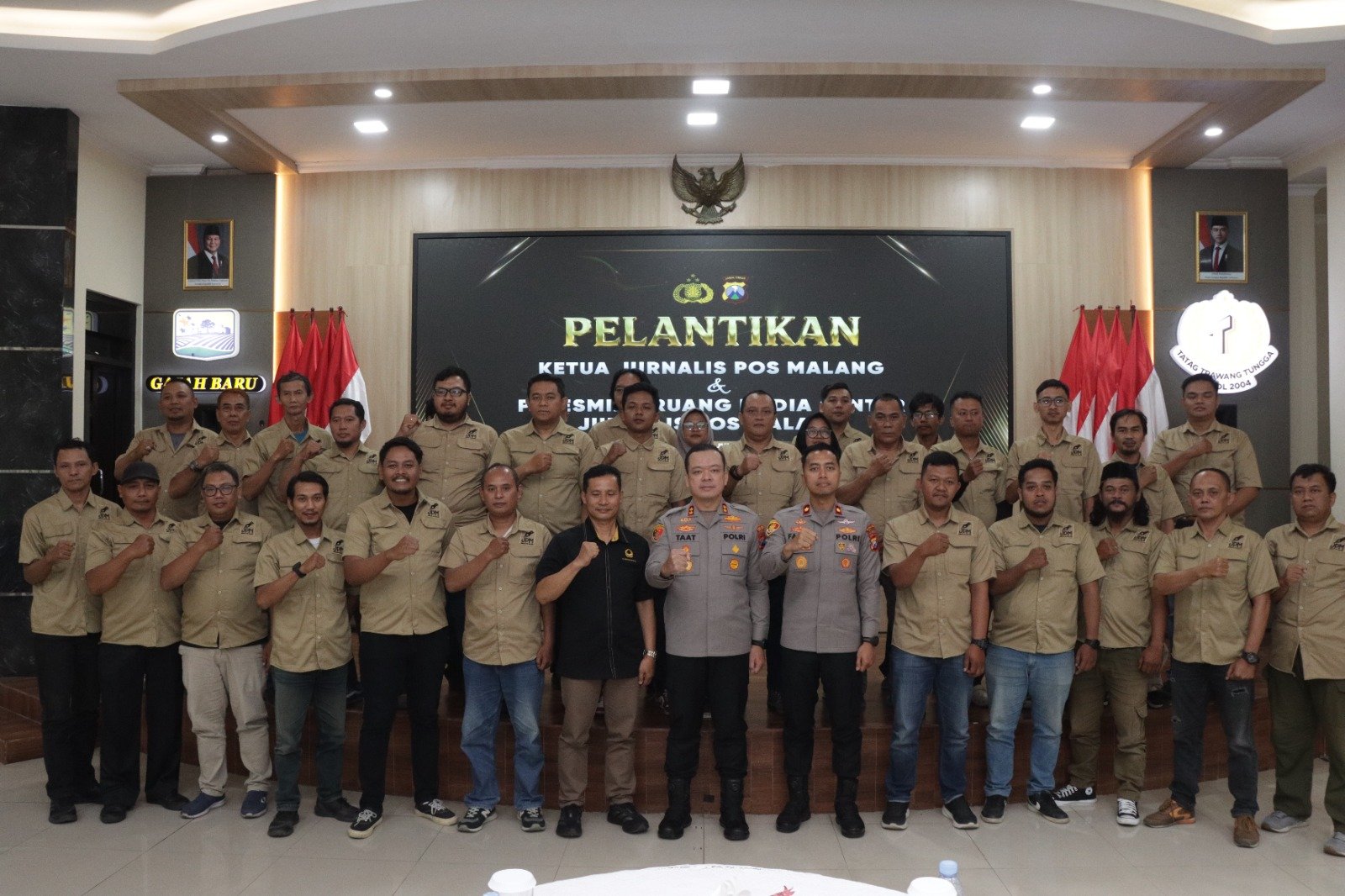 malang-post.com - Wartawan Kerja Pagi Sampai Malam, Kapolres Malang Ambil Inisiatif Renovasi Ruangan Biar Betah Mengetik Berita