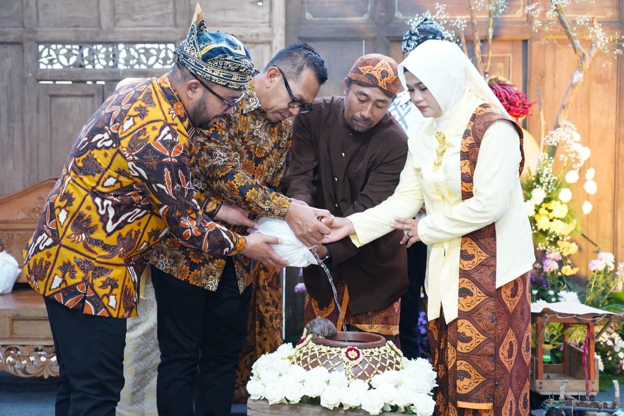 malang-post.com - Cak Nur dan Heli Suyanto Bagi Tugas, Satukan Air Lima Dusun dalam Ritual Kendhi Agung Kota Batu