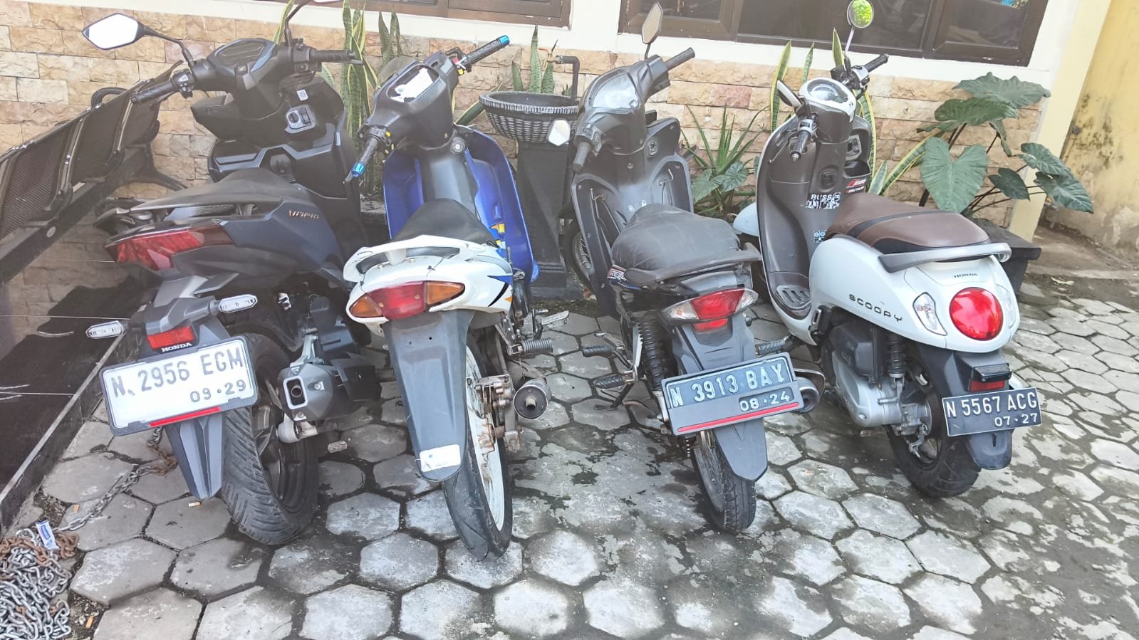 malang-post.com - Asyik Geber Gas di Exit Tol Pakis Tengah Malam, Belasan Pembalap Liar Dikepung Polisi