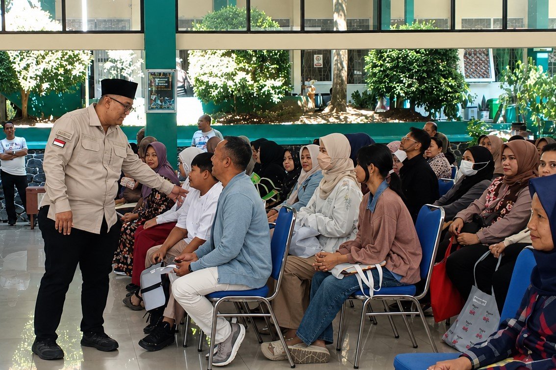 malang-post.com - Hari Pertama Sekolah, Sekda Kota Batu Imbau Para Ayah Luangkan Waktu Antar Anak