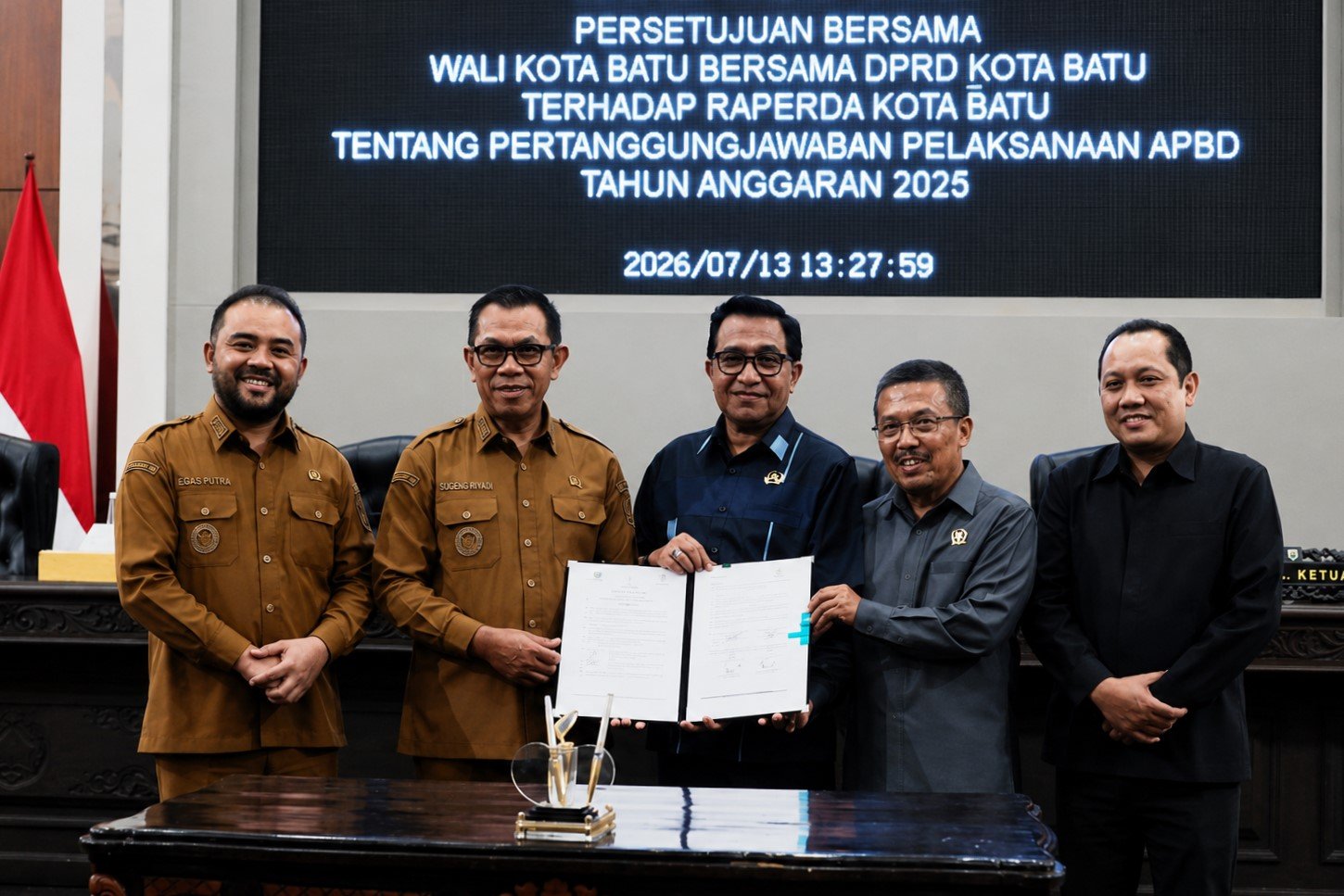 malang-post.com - Respons Catatan DPRD, Wali Kota Nurochman Siapkan Evaluasi Total Retribusi Daerah di Kota Batu