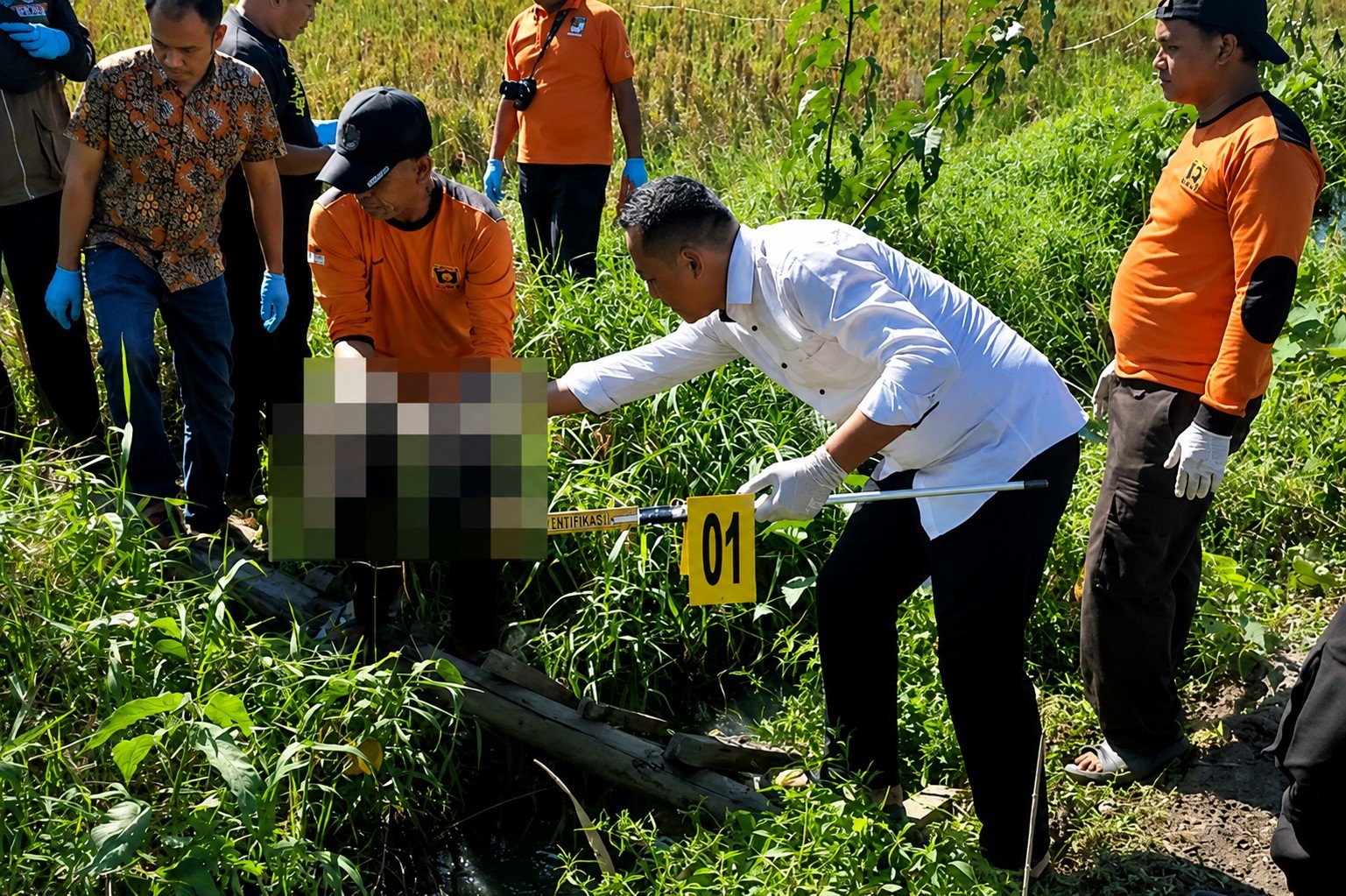 malang-post.com - Ditemukan Mengapung dengan Tali Pusar Menempel: Misteri Jasad Bayi Laki-laki Gegerkan Warga Sukonolo Bululawang