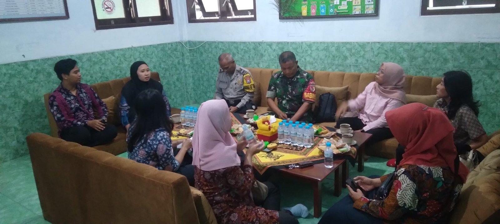 malang-post.com - Babinsa Blimbing Tingkatkan Kedekatan dengan Warga Melalui Komsos Humanis