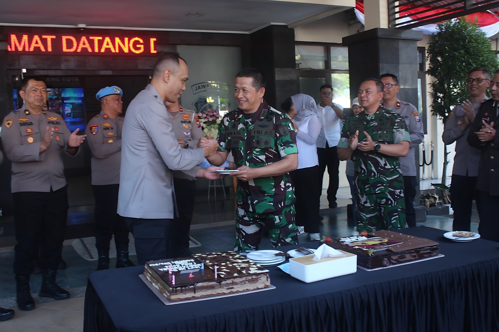 malang-post.com - Dandim 0833 Berikan Kejutan Hari Bhayangkara Ke-80 di Mapolresta Malang Kota, Wujud Soliditas TNI-Polri