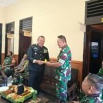 Personel Koramil Kedungkandang Berikan Tumpeng di Polsek Kedungkandang, Perkuat Sinergi pada Hari Bh...