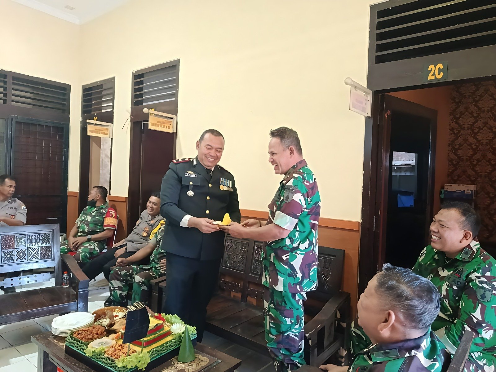 malang-post.com - Personel Koramil Kedungkandang Berikan Tumpeng di Polsek Kedungkandang, Perkuat Sinergi pada Hari Bhayangkara Ke-80