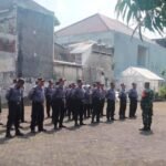 Perkuat Disiplin dan Kekompakan, Babinsa Blimbing Latih PBB Satlinmas