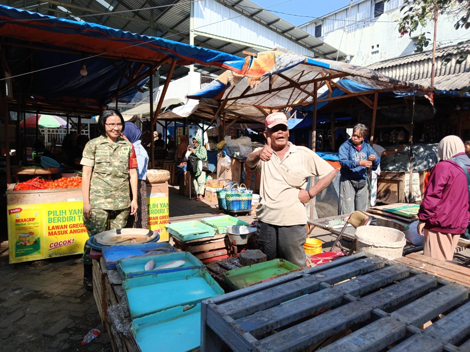 malang-post.com - Babinsa Kota Lama Monitoring Pasar Tradisional, Serap Aspirasi Masyarakat Wilayah Binaan