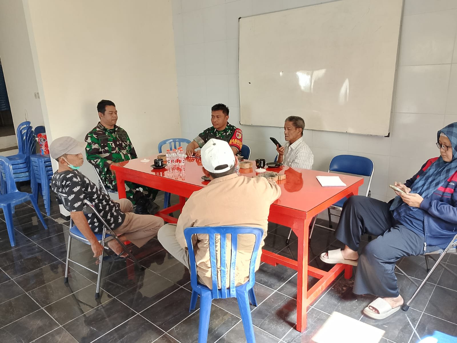 malang-post.com - Babinsa Klojen Tingkatkan Sinergitas dengan Warga Melalui Komsos