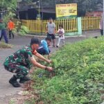 Gotong Royong Bersama Warga, Babinsa Blimbing Bersihkan Lingkungan