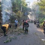 Babinsa Buring Bersama Warga Gelar Karya Bakti Bersihkan Lingkungan dan Saluran Air