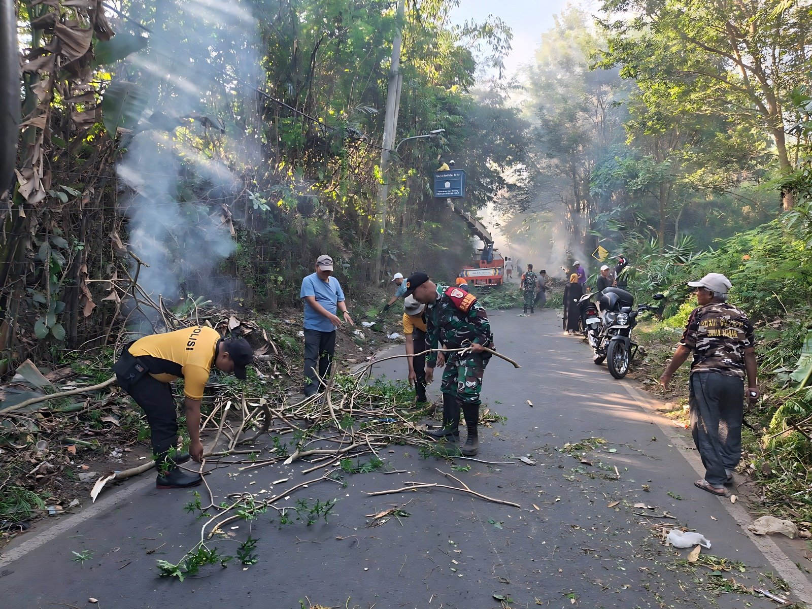 malang-post.com - Babinsa Buring Bersama Warga Gelar Karya Bakti Bersihkan Lingkungan dan Saluran Air