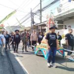 Babinsa Karangbesuki Amankan Kirab Gunungan, Wujud Sinergi Jaga Kelancaran Tradisi Budaya